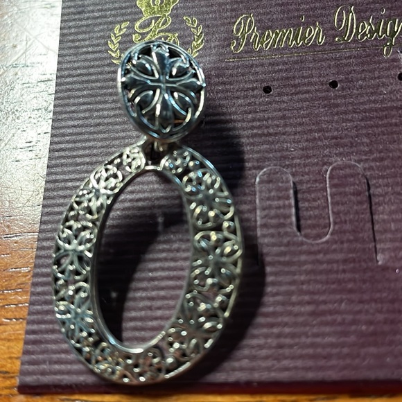 Vintage Premier Designs silver tone earrings. - Picture 2 of 4
